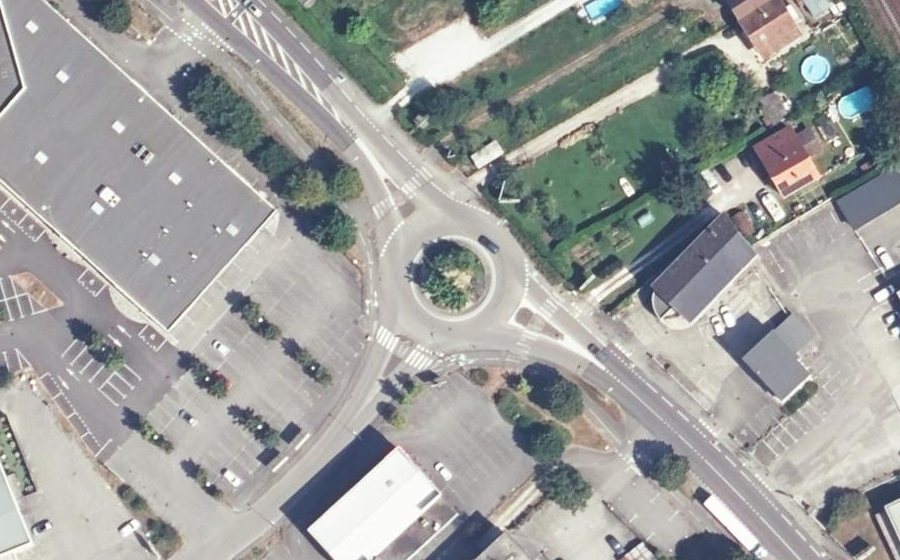 Vue aérienne du Rond-point anonyme n°24571488