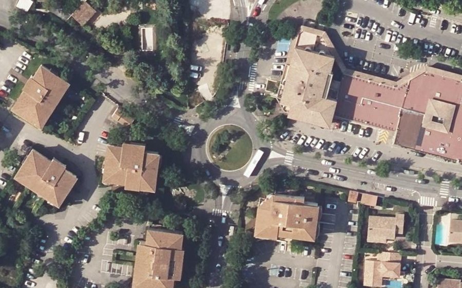 Vue aérienne du Rond-point anonyme n°24575939