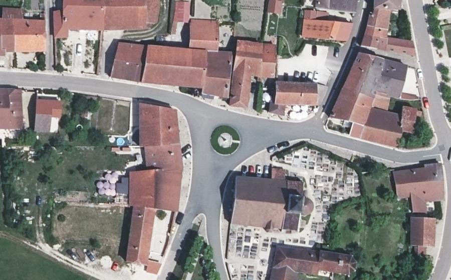 Vue aérienne du Rond-point anonyme n°245767482
