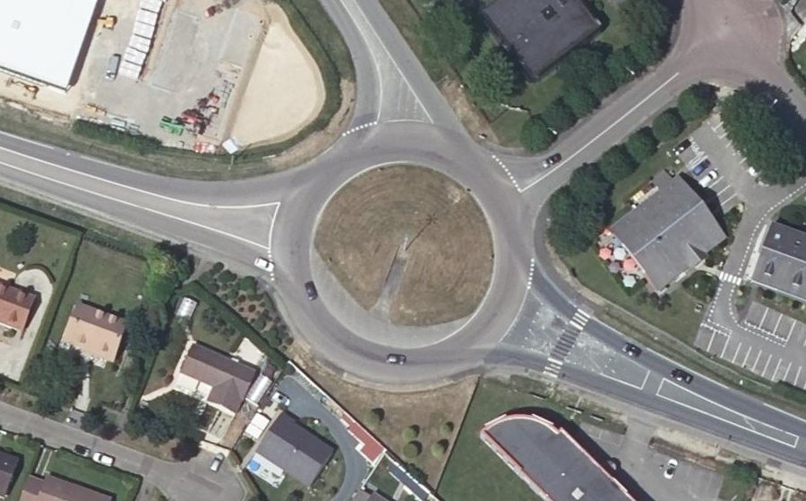 Vue aérienne du Rond-point anonyme n°24580171