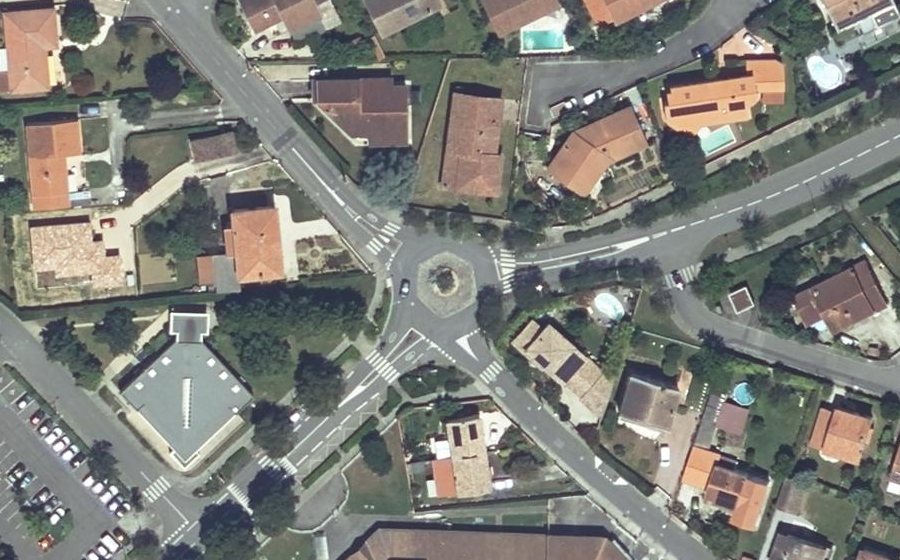 Vue aérienne du Rond-point anonyme n°24584532