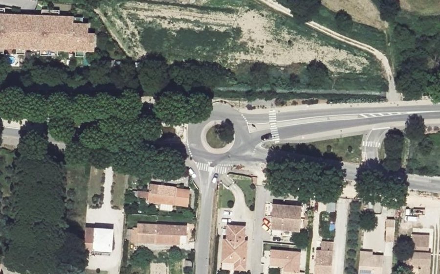 Vue aérienne du Rond-point anonyme n°24586625