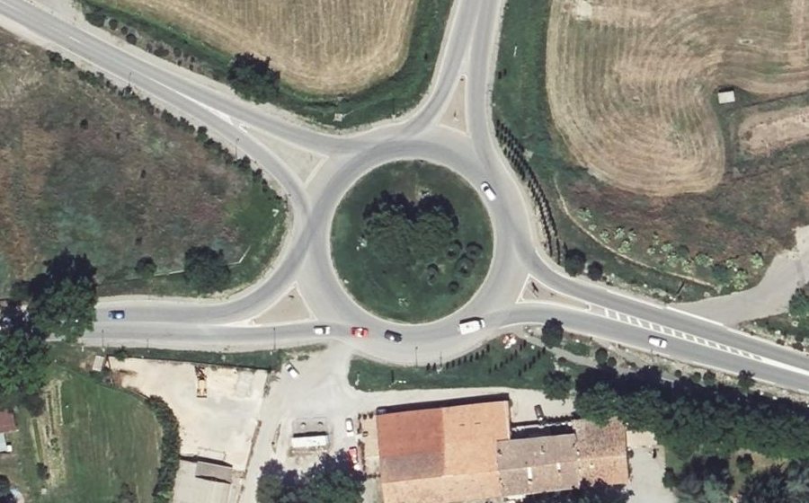 Vue aérienne du Rond-point anonyme n°24586682