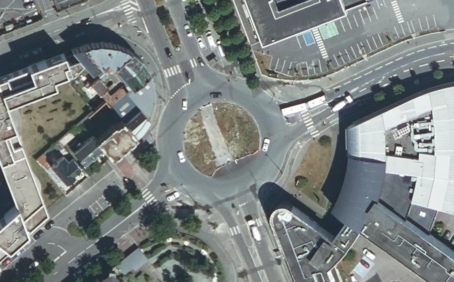 Vue aérienne du Rond-point anonyme n°24586920