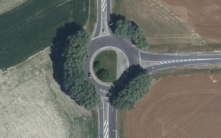 Vue aérienne du Rond-point anonyme n°24586947