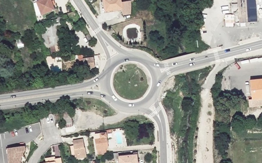 Vue aérienne du Rond-point anonyme n°24586981