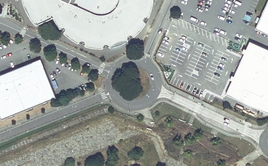 Vue aérienne du Rond-point anonyme n°24590343