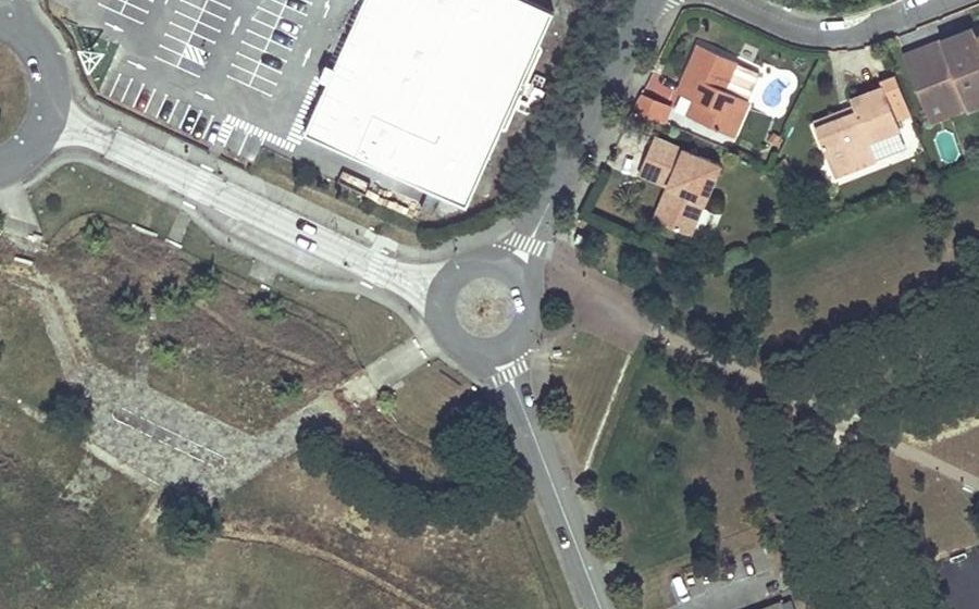 Vue aérienne du Rond-point anonyme n°24590369