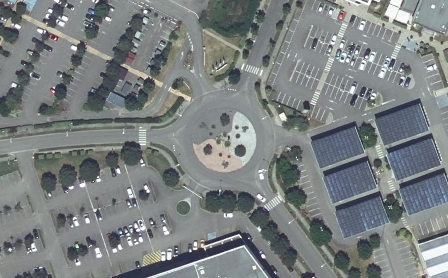 Vue aérienne du Rond-point anonyme n°24590418