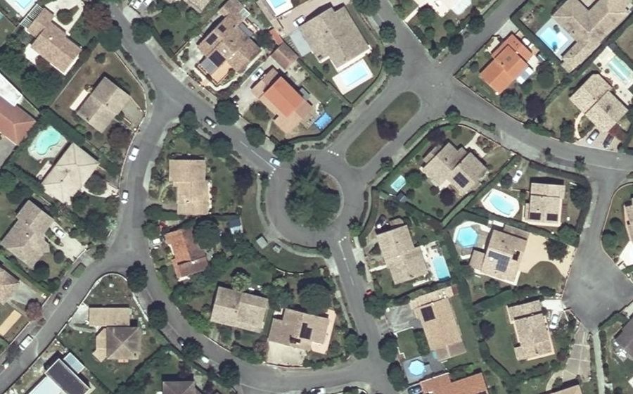 Vue aérienne du Rond-point anonyme n°24590450