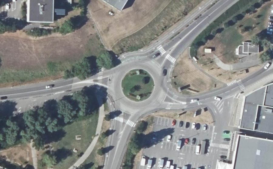 Vue aérienne du Rond-point anonyme n°24592447
