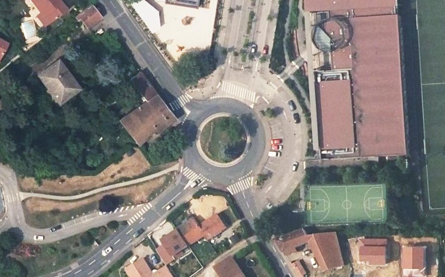 Vue aérienne du Rond-point anonyme n°245945209