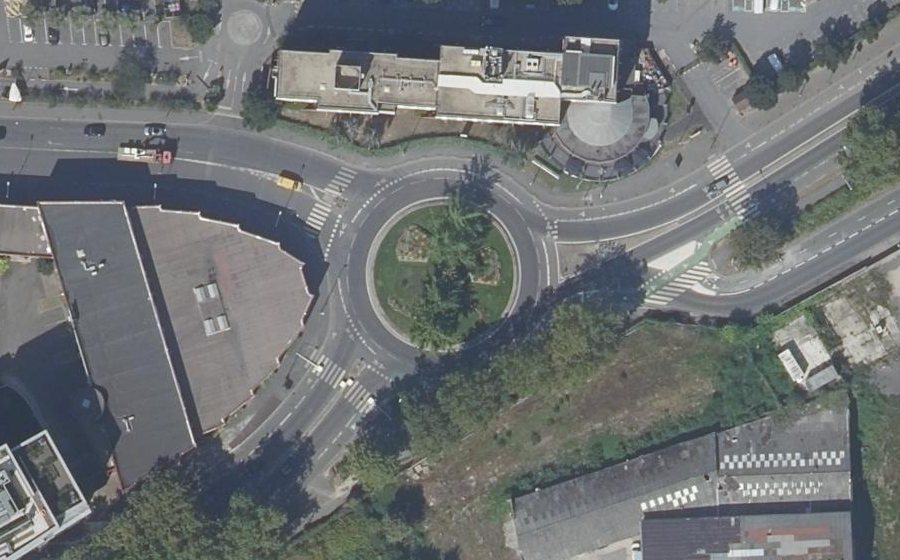 Vue aérienne du Rond-point anonyme n°24595128