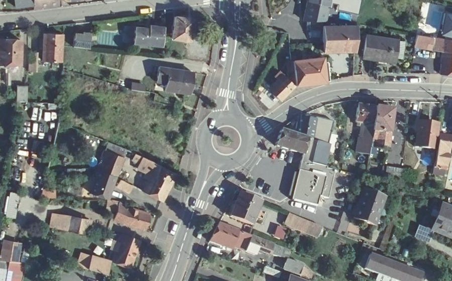 Vue aérienne du Rond-point anonyme n°245952814