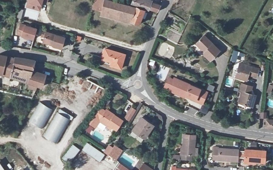 Vue aérienne du Rond-point anonyme n°24595426