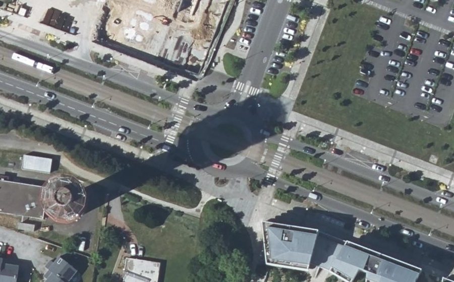 Vue aérienne du Rond-point anonyme n°246035496