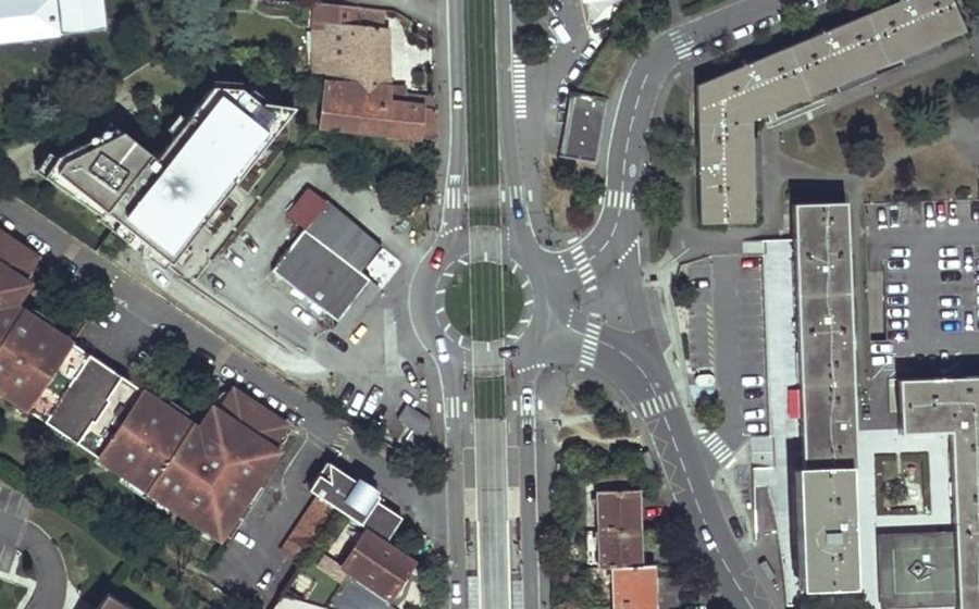 Vue aérienne du Rond-point anonyme n°24605358