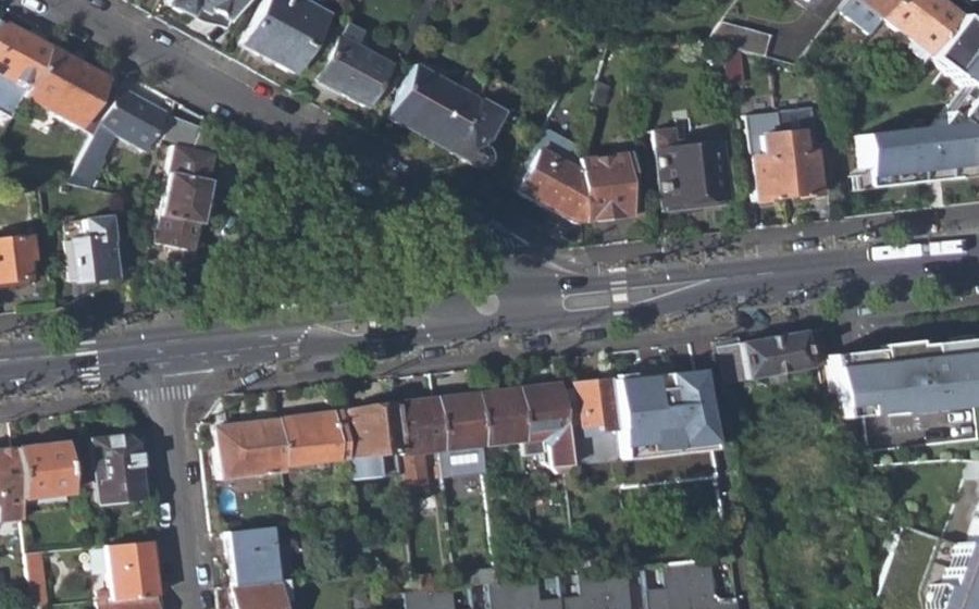 Vue aérienne du Rond-point anonyme n°246107931