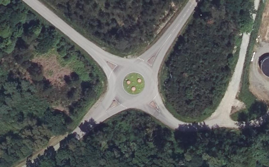 Vue aérienne du Rond-point anonyme n°246116289