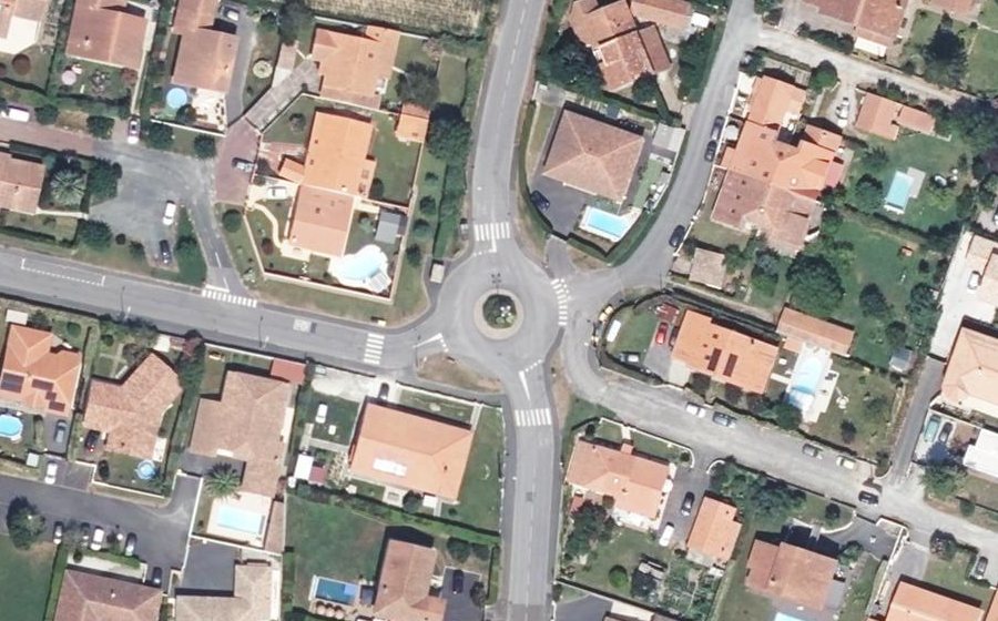 Vue aérienne du Rond-point anonyme n°246116638