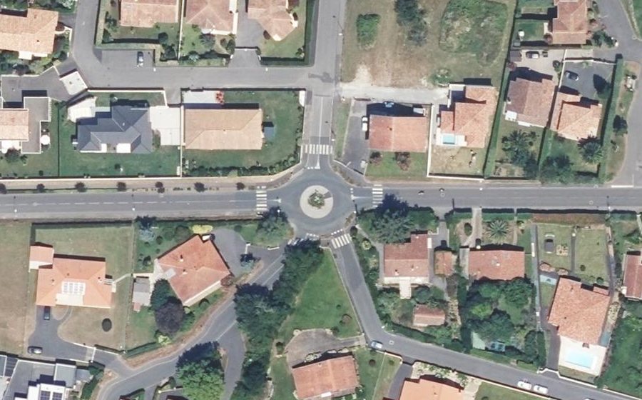 Vue aérienne du Rond-point anonyme n°246123698