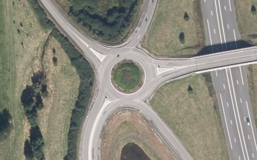 Vue aérienne du Rond-point anonyme n°246126297