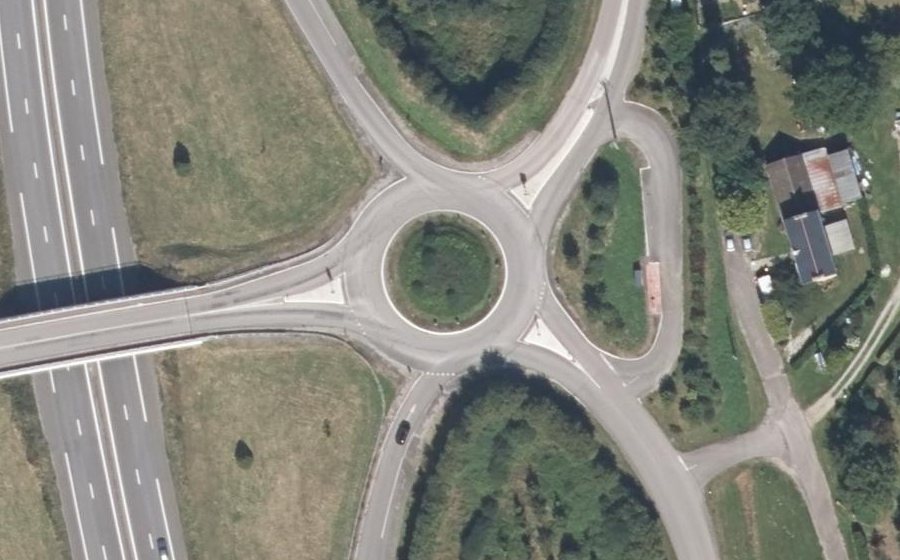Vue aérienne du Rond-point anonyme n°246129099