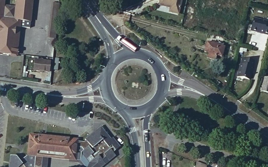 Vue aérienne du Rond-point anonyme n°24616081