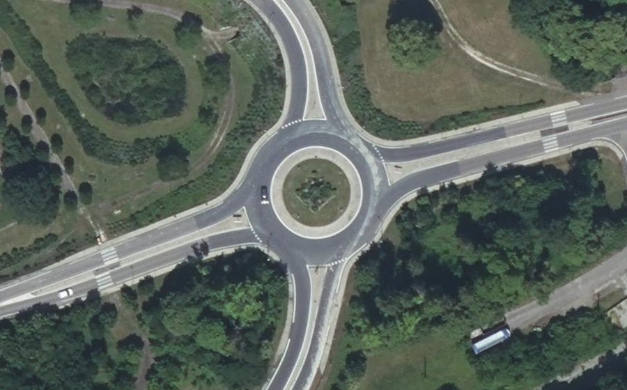 Vue aérienne du Rond-point anonyme n°24616098
