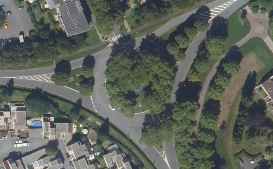 Vue aérienne du Rond-point anonyme n°246188023
