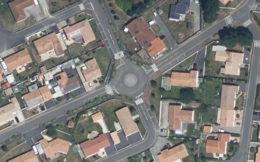 Vue aérienne du Rond-point anonyme n°246218583