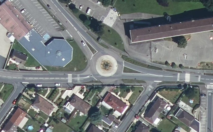 Vue aérienne du Rond-point anonyme n°24634389