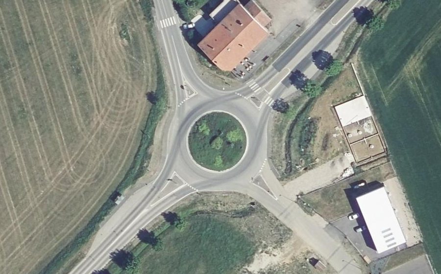 Vue aérienne du Rond-point anonyme n°24638931
