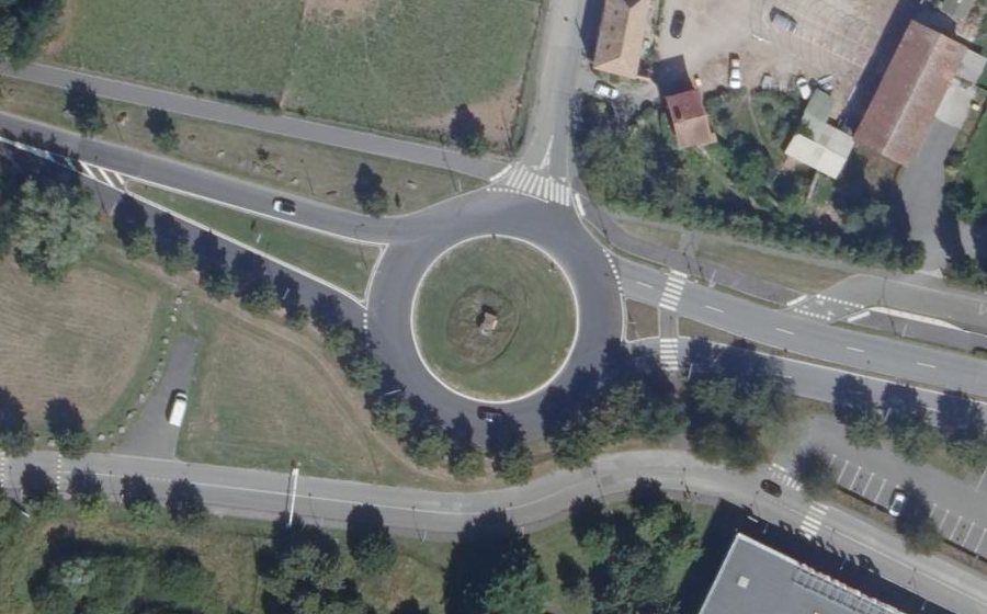Vue aérienne du Rond-point anonyme n°24639982