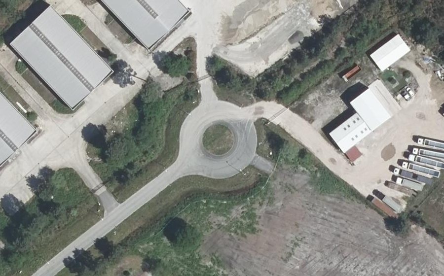 Vue aérienne du Rond-point anonyme n°246414177