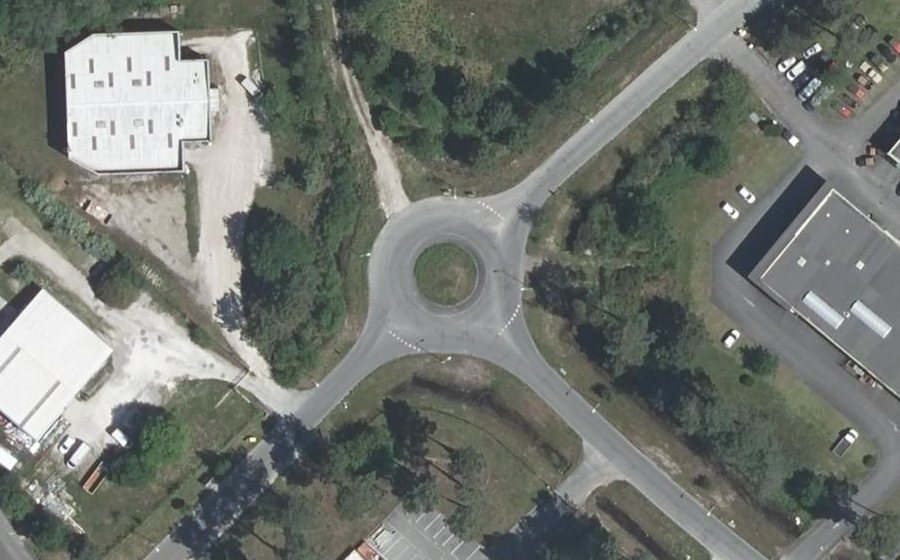 Vue aérienne du Rond-point anonyme n°246414178