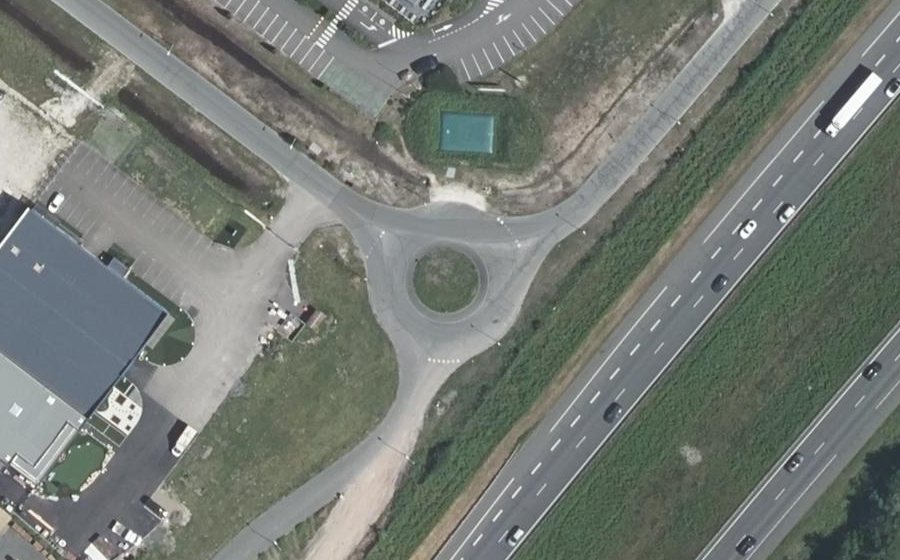Vue aérienne du Rond-point anonyme n°246414179