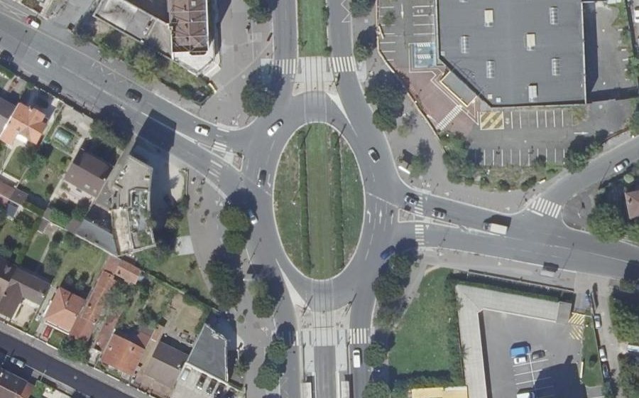Vue aérienne du Rond-point anonyme n°246416227