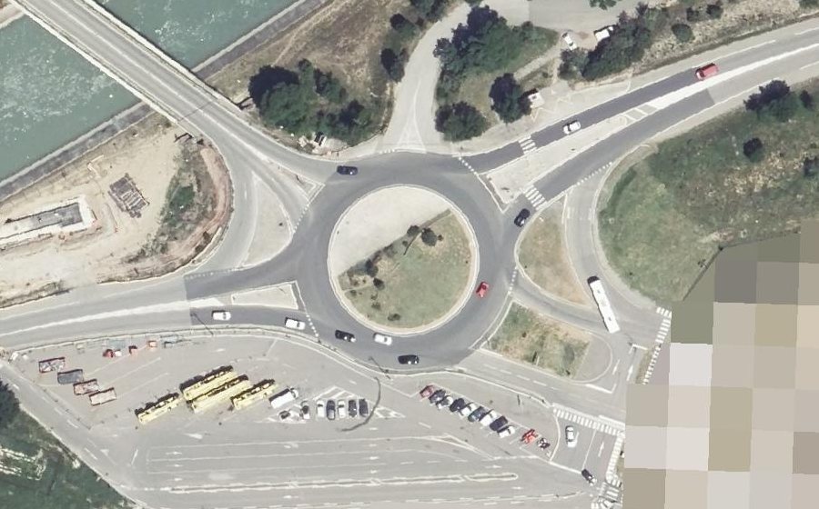 Vue aérienne du Rond-point anonyme n°24643068