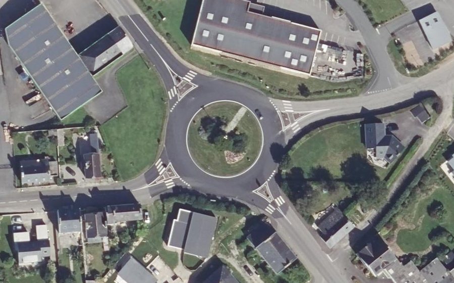 Vue aérienne du Rond-point anonyme n°24652694