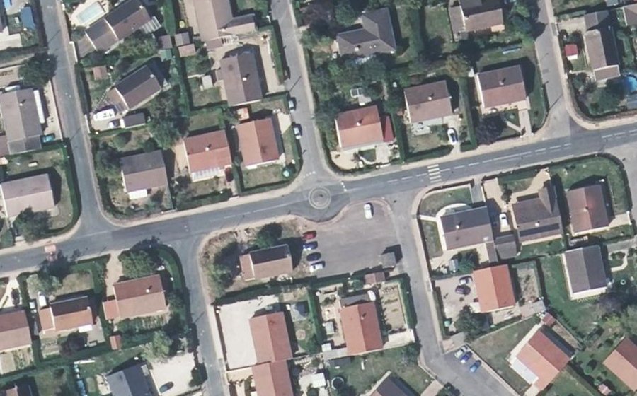 Vue aérienne du Rond-point anonyme n°246531070