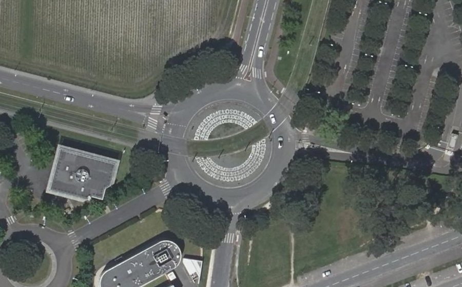 Vue aérienne du Rond-point anonyme n°24658638