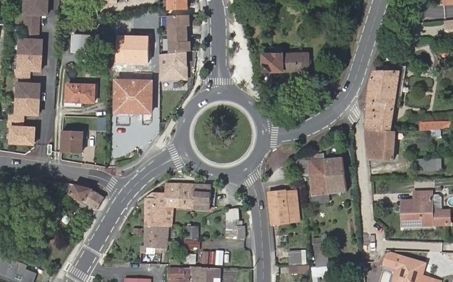Vue aérienne du Rond-point anonyme n°24658806