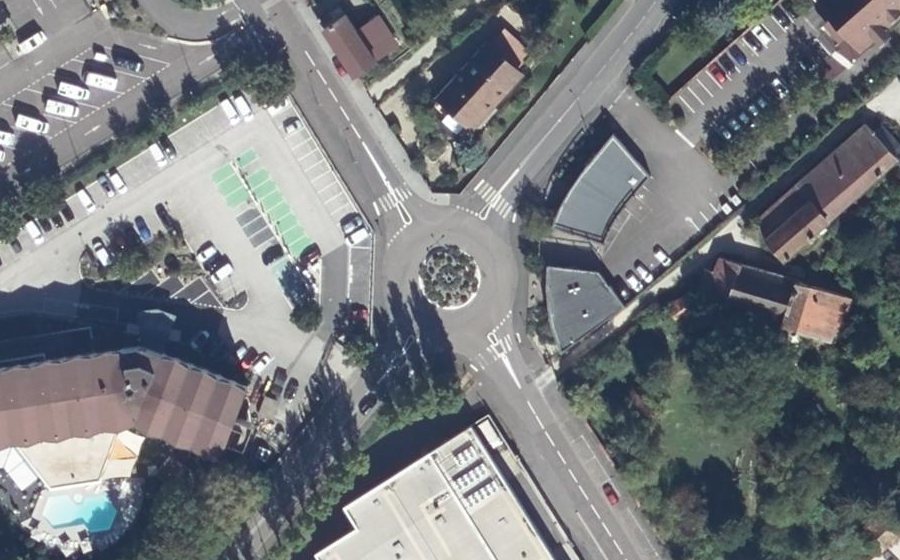 Vue aérienne du Rond-point anonyme n°246602899