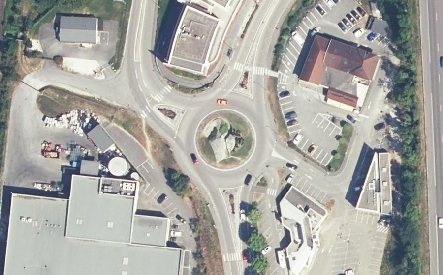 Vue aérienne du Rond-point anonyme n°24660580