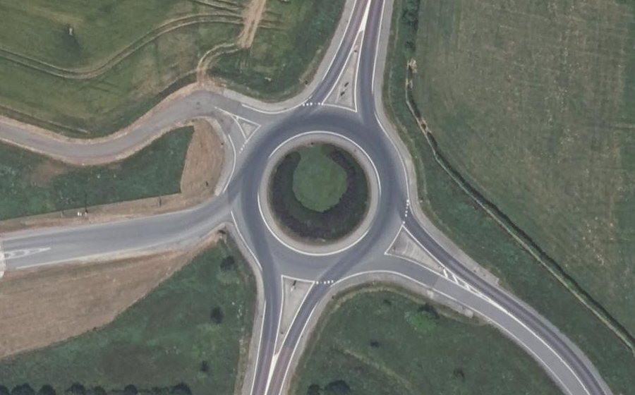 Vue aérienne du Rond-point anonyme n°24660587