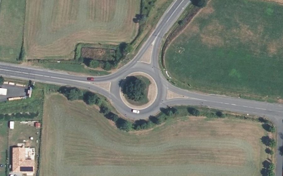 Vue aérienne du Rond-point anonyme n°246638276