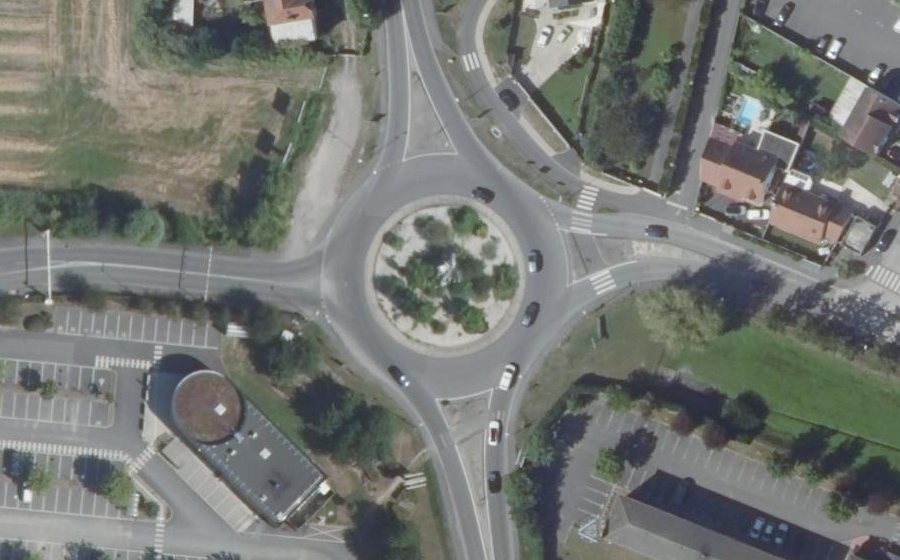 Vue aérienne du Rond-point anonyme n°24668817
