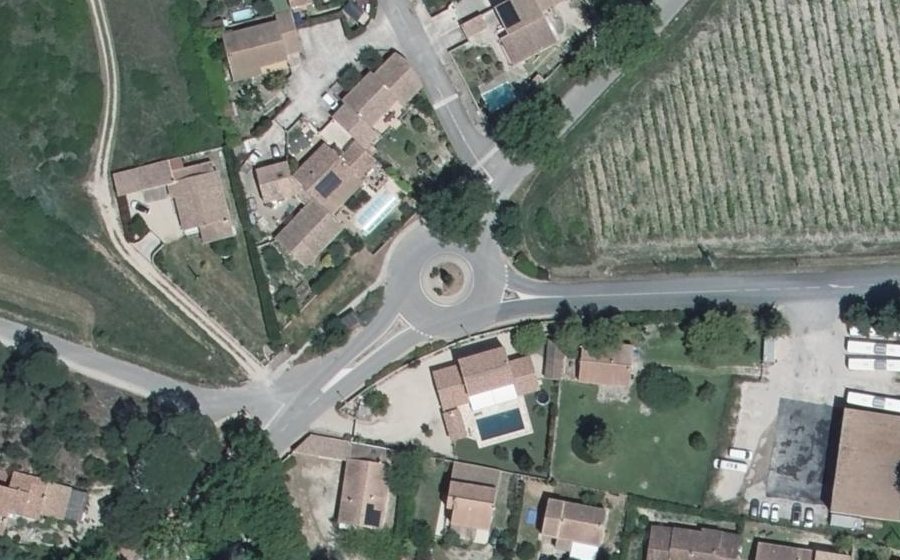 Vue aérienne du Rond-point anonyme n°24671281