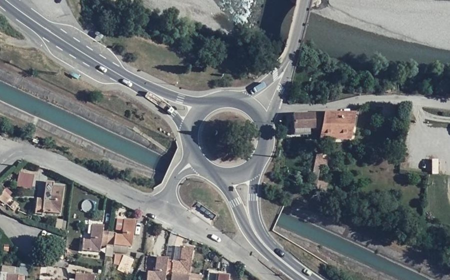 Vue aérienne du Rond-point anonyme n°24676653